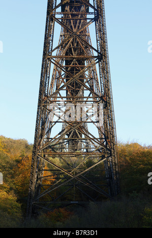 Solingen Müngstener Brücke über die Wupper nach Remscheid Höchste Eisenbahnbrücke Deutschlands 1893-1897 107 mètres hoch 465 Mete Banque D'Images