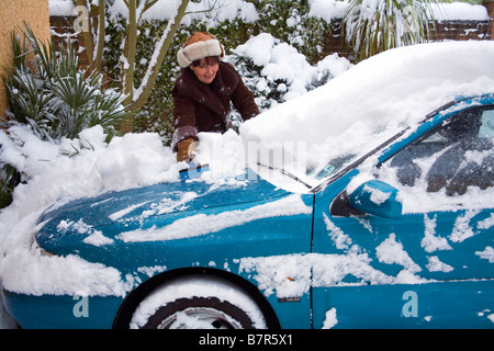 Le raclage de la neige fraîche de la voiture Banque D'Images