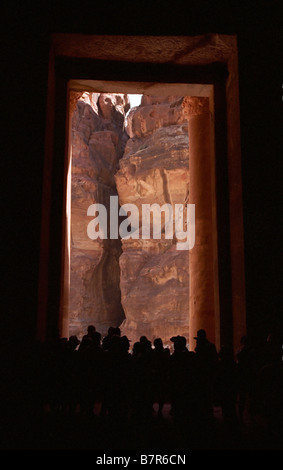 À la recherche à la sortie du Siq de l'intérieur du trésor, Petra, Jordanie Banque D'Images