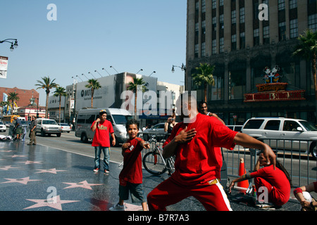 La troupe de breakdance hiphop sur Hollywood Walk of Fame avec enfant participant. Banque D'Images