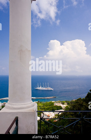 Colonne et voilier à Capri Italie Banque D'Images