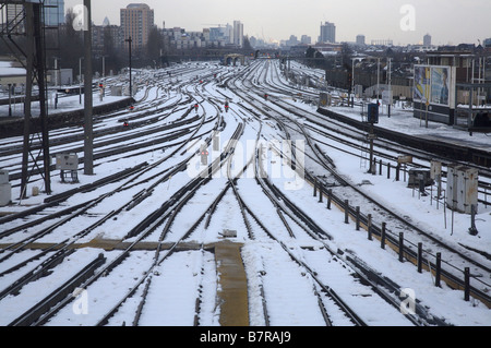 Neige sur les lignes de chemin de fer, Clapham Junction, South London, UK Banque D'Images