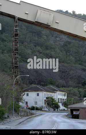 L'infrastructure portuaire pour le phosphate traverse la route au niveau du règlement , Flying Fish Cove , Noël , l'île de l'ouest de l'Australie Banque D'Images