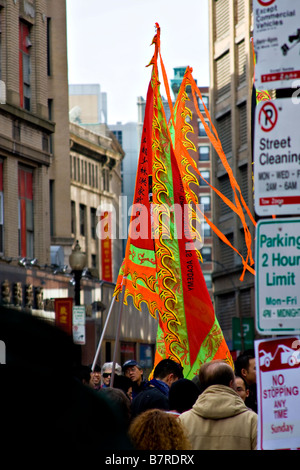 Wushi. Célébration du Nouvel An chinois. Drapeaux des Clubs de Kung Fu qu'effectuer le rituel du Nouvel An Chinois Danse du Lion. Banque D'Images