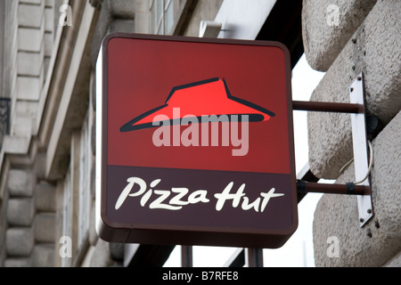 Inscrivez-vous au dessus de l'entrée du restaurant Pizza Hut sur Regents Street, Londres. Jan 2009 Banque D'Images