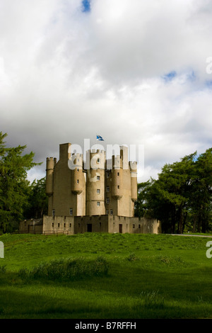 La vue stratégique Braemar Castle, Aberdeenshire, Scotland, UK. Sites écossais dans le Parc National de Cairngorms. Banque D'Images