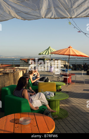 Cafe bar appelé La Terrasse (Terrasse O) bénéficiant d'une des plus belles vues de Lisbonne. Banque D'Images