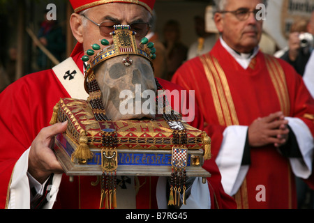 Le Cardinal Miloslav Vlk porte le crâne de Saint-venceslas à Stara Boleslav, République tchèque, le 27 septembre 2008. Banque D'Images