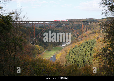 Solingen Müngstener Brücke über die Wupper nach Remscheid Höchste Eisenbahnbrücke Deutschlands 1893-1897 107 mètres hoch 465 Mete Banque D'Images