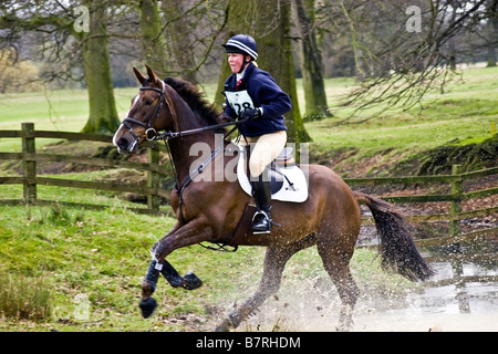 La négociation de l'avenant Emilie Chandler water jump à Belton Horse Trials, jour 1 2008 Banque D'Images