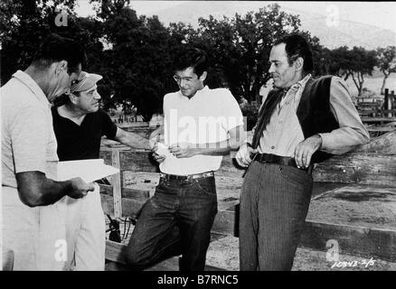 Anthony Mann Anthony Mann, Henry Fonda, Anthony Perkins, Anthony Mann, année : on the set - tournage, 'du sang dans le désert', 'Tin Star, l' Année : 1957 USA Banque D'Images