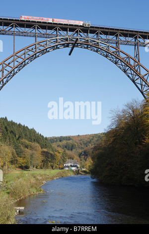 Solingen Müngstener Brücke über die Wupper nach Remscheid Höchste Eisenbahnbrücke Deutschlands 1893-1897 107 mètres hoch 465 Mete Banque D'Images