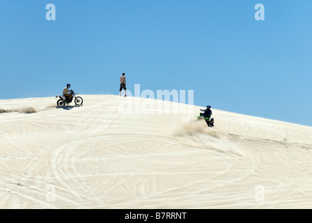 Moto quad sur les dunes de sable de l'été activités de loisirs de plein air l'ouest de l'Australie Banque D'Images