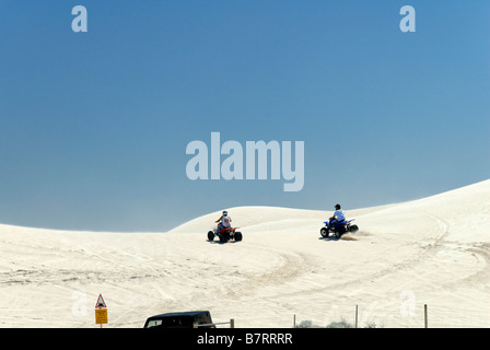 Quad sur les dunes de sable de l'été activités de loisirs de plein air l'ouest de l'Australie Banque D'Images