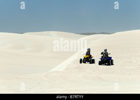 Quad sur les dunes de sable de l'été activités de loisirs de plein air l'ouest de l'Australie Banque D'Images