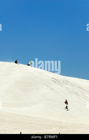 Groupe de la famille jouant sur des dunes de sable de l'été activités de loisirs de plein air l'ouest de l'Australie Banque D'Images