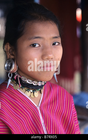 Portrait of a Long-eared Karen birmane Karenni ou fille, avec les oreilles percées et d'Oreille, en camp de réfugiés, Mae Hong Son, Thaïlande Banque D'Images