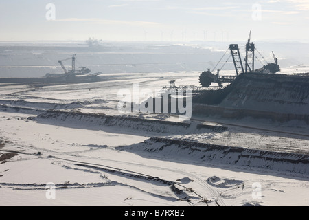 Garzweiler, Braunkohletagebau, Landschaft im Schnee mit Schaufelradbagger Banque D'Images