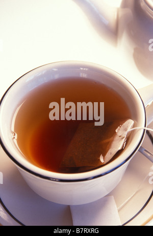 En infusion de thé Tasse et soucoupe Banque D'Images