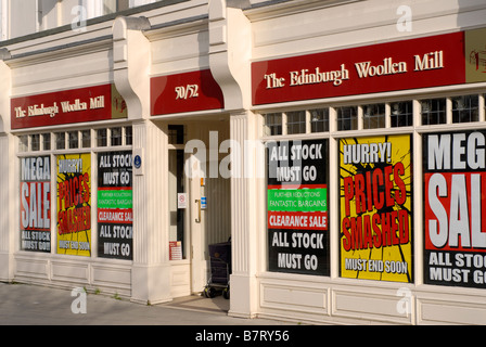 'Edinburgh Woollen Mill' shop couvert de signes 'Ventes' Banque D'Images