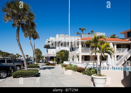 À la manière du golfe vers l'Hurricane Bar et Restaurant, passer une grille, St Pete Beach, la Côte du Golfe, Florida, USA Banque D'Images