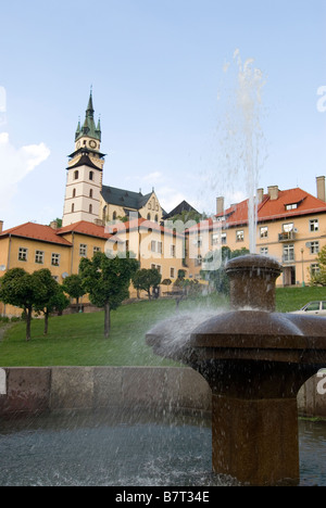 La fontaine sur la place centrale - Stefánikovo Námestie de Kremnica Banque D'Images