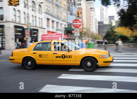 New York City yellow taxi cab action - voiture Ford Crown Victoria Banque D'Images