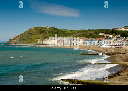 Mer turquoise de North Beach avec terrasse colorée en bord de mer et Cliff Railway au loin. Aberystwyth pays de Galles Banque D'Images