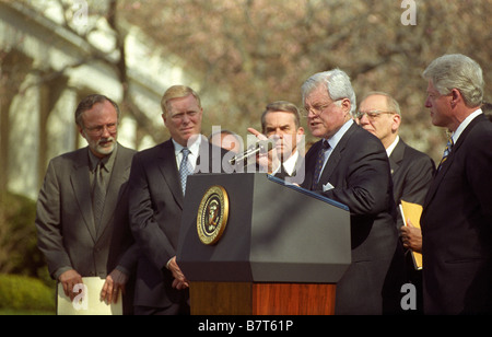 Le sénateur américain Ted Kennedy (3R), D-MA, parle à l'appui de la hausse du salaire minimum à la Maison Blanche à Washington DC. Banque D'Images