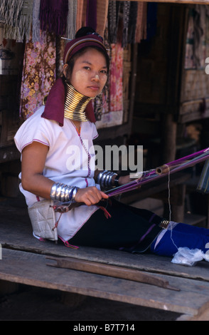 Padaung birman (Kayan ou Karenni) long col Femme tissant, dans Refugge Camp, province de Mae Hong Son, Thaïlande Banque D'Images