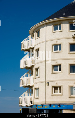 Ces appartements modernes en bord de mer sont blancs et crémeux, dotés de murs courbes et d'un toit conique. Aberystwyth pays de Galles Banque D'Images