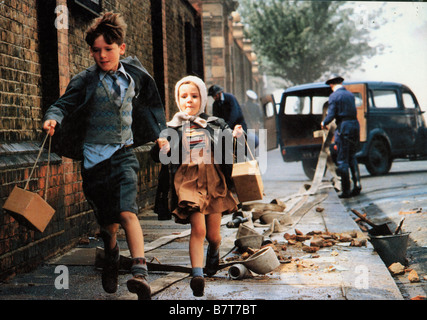 Hope and Glory Année : 1987 UK Réalisateur : John Boorman Sebastian Rice-Edwards, Geraldine Muir Banque D'Images