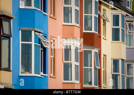 Rangée de maisons mitoyennes avec différentes couleurs de rendu. Aberystwyth. Banque D'Images