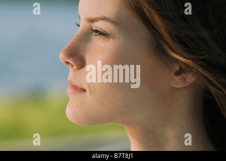 Profile of young woman smiling outdoors, Clear Lake, parc national du Mont-Riding, Manitoba, Canada Banque D'Images