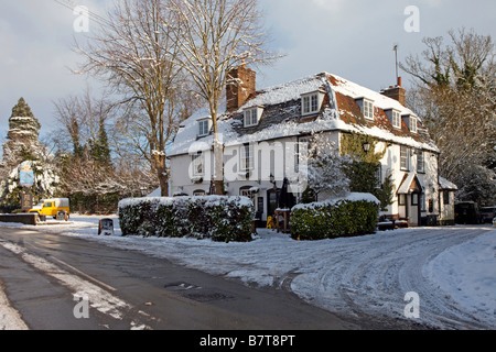 Le Dolphin Inn Betchworth Surrey dans la neige Banque D'Images