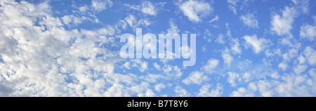 Aperçu panoramique Ciel bleu avec des nuages blancs dans une journée ensoleillée Banque D'Images