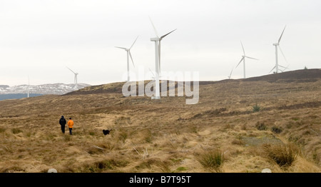 Dog Walkers sur Cruach Mhor Windfarm Glendaruel Ecosse Banque D'Images