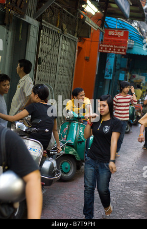 Les jeunes à la mode Thai s traîner avec les scooters Vespa classique populaire dans le centre de Chinatown Bangkok Thaïlande Banque D'Images