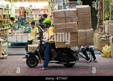 Pleine charge classic scooter Vespa Chinatown dans le centre de Bangkok en Thaïlande Banque D'Images
