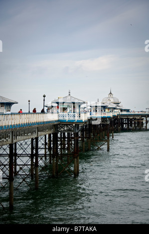 En regardant vers la fin de la jetée de Llandudno avec le toit octogonal orné de l'arcade d'amusement au loin. Pays de Galles. ROYAUME-UNI Banque D'Images