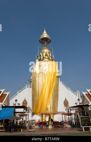 32m golden temple bouddhiste Bouddha Debout Wat Intharavihan dans Dusit district de Bangkok en Thaïlande Banque D'Images