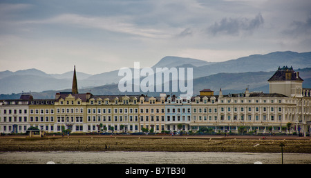 Vue panoramique sur les maisons de bord de mer aux couleurs pastel de St George's Crescent avec plage de North Shore et Ormes Bay, Llandudno en premier plan. Banque D'Images