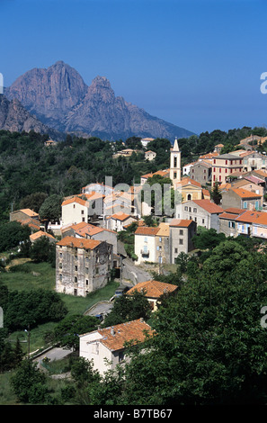 Le village de montagne d'Evisa dans la forêt Aïtone, dans l'ouest de la Corse, France Banque D'Images