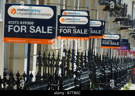 Une abondance de vente pour les panneaux sur les garde-corps sur Holland Road Hove dans la ville de Hove Brighton East Sussex Banque D'Images