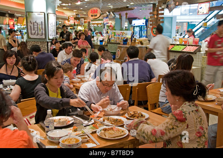 République alimentaire Isetan mall market restaurant centre commercial à l'intérieur de Singapour, Orchard road gens homme hommes femme femmes Banque D'Images