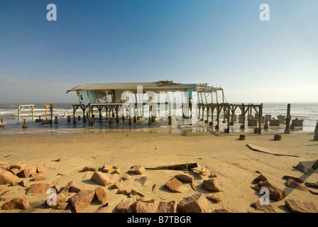 Vestiges d'une boutique de souvenirs détruits par l'ouragan Ike en 2008 sur la plage au Seawall Boulevard à Galveston Texas USA Banque D'Images