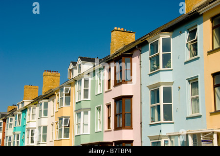 Maisons en terrasse avec leur rendu extérieur coloré. Aberystwyth pays de Galles Banque D'Images