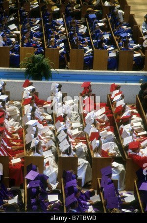 Baccalureate cérémonie avec les diplômés de plusieurs écoles secondaires de caps et des blouses de couleurs différentes Banque D'Images