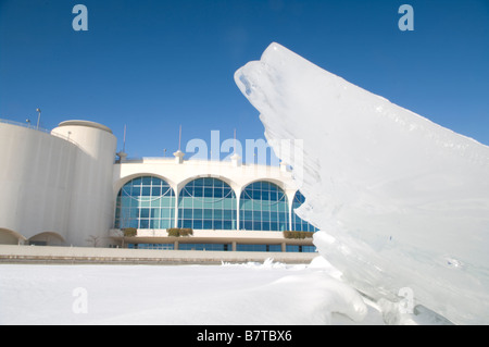 Une vue d'hiver du centre de congrès Monona Terrace, à partir de la glace d'un lac Monona, Madison, Wisconsin Banque D'Images