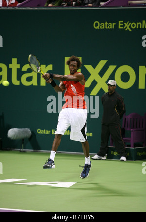 Gael Monfils offre un double revers remis à retourner la balle à gauche lors de sa victoire sur Rafael Nadal n°1 mondial au Qatar Banque D'Images